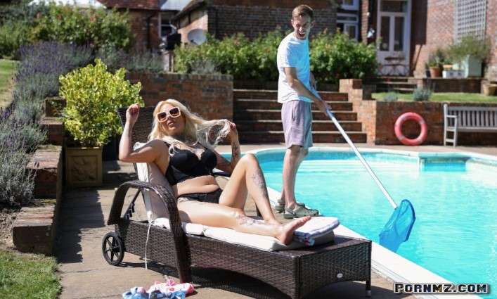 [Brazzers] Chloe Savage – Pushing The Pool Boy
